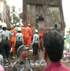 d Mumbai: नायक नगर में चार मंजिला इमारत ढही, 12 लोगों को किया रेस्कयू, 1 की मौत